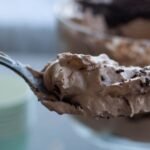 Omëletë e bardhë e shpejtë me dy lloje djathërash: Kafjall i përsosur i cili ju shkrihet në gojë!