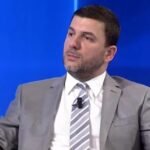 Të mbijetuarit në Turqi përpiqen t’i mbajnë fëmijët ngrohtë në kushte ngrirjeje