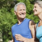 A ndiheni sikur po bini kur ju zë gjumi? Ekspertët shpjegojnë përse ndodhë kështu