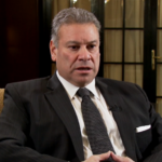 Ekskluzive: Hysni Gucati vjen në Kosovë – e viziton nënën në gjendje të rëndë shëndetësore