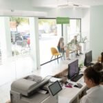 Shkenca pas maskerinave transparente: Çfarë i bën kaq efektive për drejtimin e dhëmbëve?