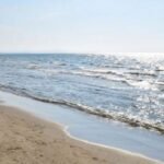 Butrint Imeri këndon i shtrirë në koncert para fansave të tij