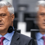 Kamionë me ndihma humanitare presin në radhë në kufi, ndërsa Izraeli vazhdon të mbyllë pikën e kalimit