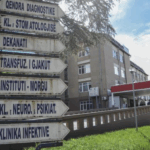 Gjendet drogë e një pistoletë në shtëpinë e dy të dyshuarve në Lipjan, njëri dërgohet në mbajtje