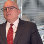 Londinezët të habitur: Një mural i madh i krijuar nga inteligjenca artificiale shfaqet mbi Côte Brasserie në Kingston – a e dalloni çfarë nuk shkon?