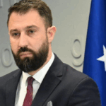 Një ide e çuditshme, por efektive: Ja si ndihmojnë pirunët plastikë në mbrojtjen e kopshtit