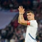 Mijëra njerëz në Beograd rrethojnë ndërtesën e ushtrisë – pengojnë ndërtimin e kompleksit të Trumpit