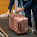 Predhë anti-tank e uniforma ushtarake me emblemë të ushtrisë serbe gjenden në një shtëpi në Jarinje