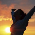 Drita blu: Çfarë është, dhe a e dëmton ajo lëkurën tonë?